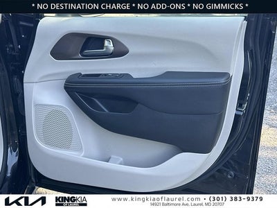 2023 Chrysler Voyager LX